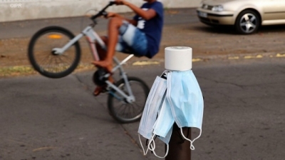 La Réunion tombe le masque dans la rue et augmente les jauge ... Image 1
